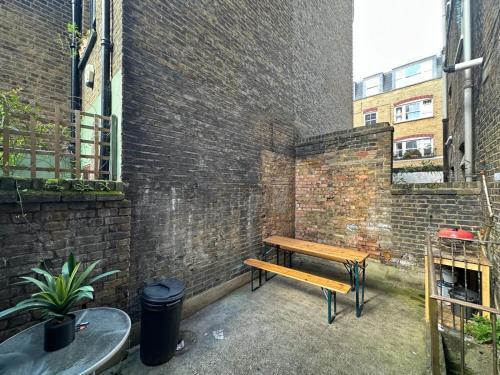 Whitechapel Station Rooms R1 - Tap to explore photos
