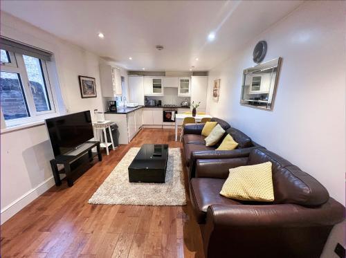Lovely 2 Bedroom Garden Flat in London - Tap to explore photos