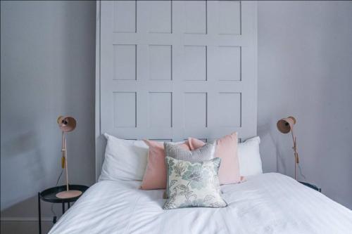 Clapham Calm 2 Bedroom Flat with Garden - Tap to explore photos