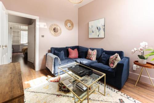 Clapham Calm 2 Bedroom Flat with Garden - Tap to explore photos