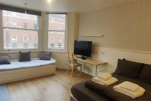 Very Large Studio on Finchley Road 11 - Tap to explore photos