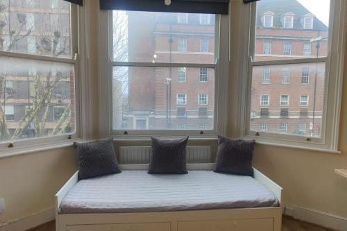 Very Large Studio on Finchley Road 11 - Tap to explore photos
