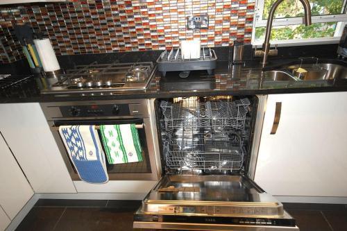 Clifton - Luxury 1 bed flat - 1 min walk to Tube - Tap to explore photos