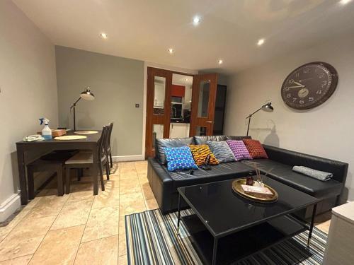 Clifton - Luxury 1 bed flat - 1 min walk to Tube - Tap to explore photos