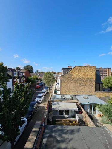 Cosy and quiet one bedroom Thames flat - Tap to explore photos