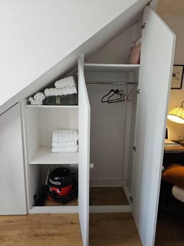 Cosy and quiet one bedroom Thames flat - Tap to explore photos