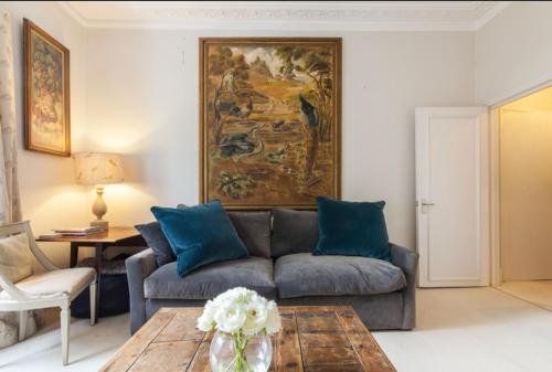 Charming Apartment in Chelsea - Tap to explore photos