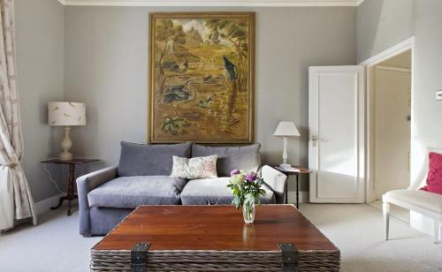 Charming Apartment in Chelsea - Tap to explore photos