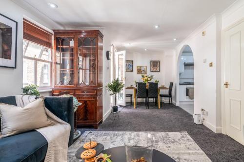 Charming 3-Bedroom London Townhouse Balcony - Tap to explore photos