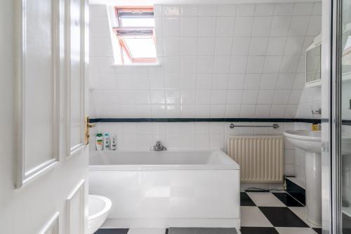 Charming 3-Bedroom London Townhouse Balcony - Tap to explore photos