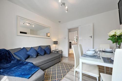 Host & Stay - York Road Apartment - Tap to explore photos
