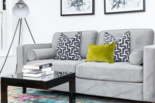 Fantastic 2BR Flat, 3 min Shoreditch High Street - Tap to explore photos