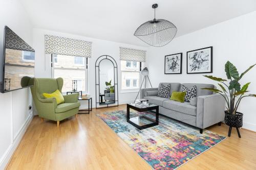 Fantastic 2BR Flat, 3 min Shoreditch High Street - Tap to explore photos
