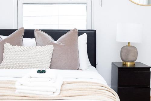 Fantastic 2BR Flat, 3 min Shoreditch High Street - Tap to explore photos