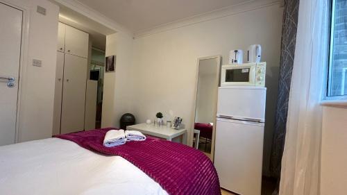Economic hotel-like room, En-suite Sheperds Bush - Tap to explore photos