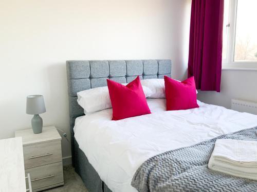 De Montfort House is a lovely 2 bedroom house in the Streatham - Tap to explore photos