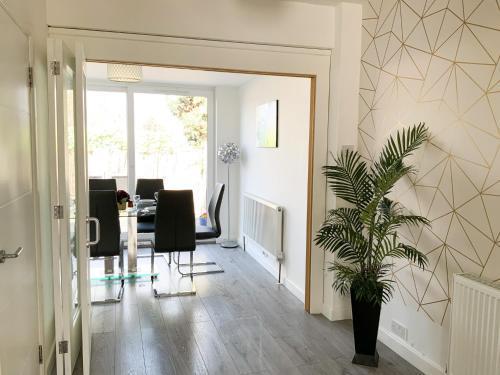 De Montfort House is a lovely 2 bedroom house in the Streatham - Tap to explore photos