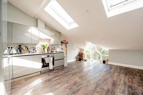 Peaceful 2-Bed Flat in London - Tap to explore photos