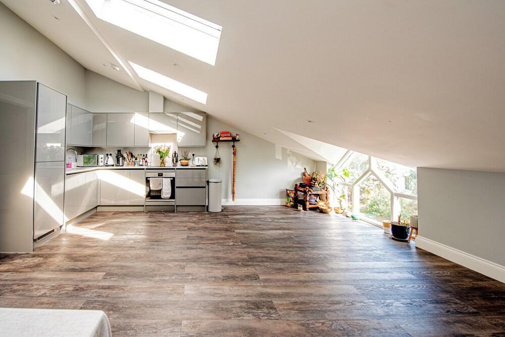 Peaceful 2-Bed Flat in London - Tap to explore photos