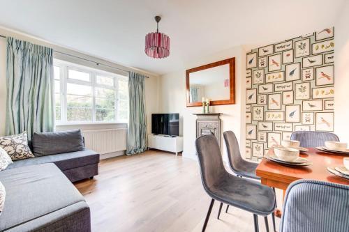 Bright Charming Apartment In Ealing - Tap to explore photos
