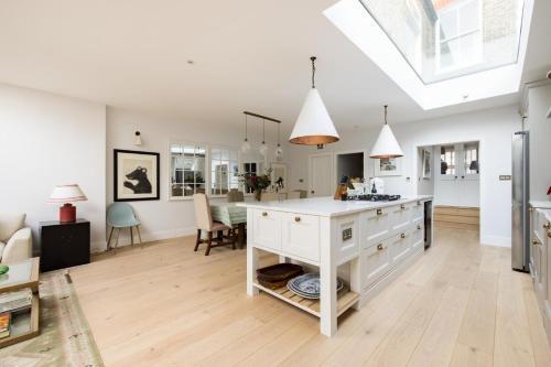 Fabulous 4 bedroom Family Home in Fulham - Tap to explore photos