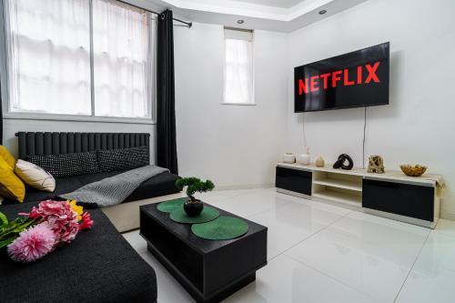 Stylish 2 bedroom apartment in Shoreditch - London - Tap to explore photos