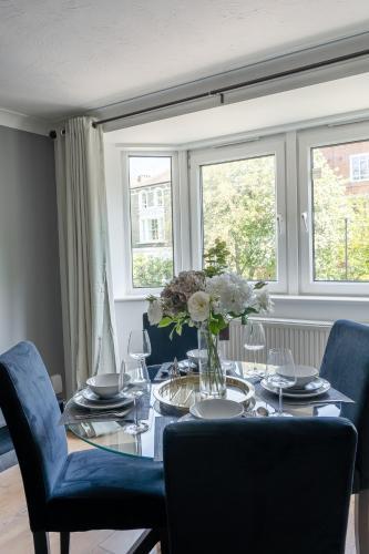 Centrally located Islington - Tap to explore photos