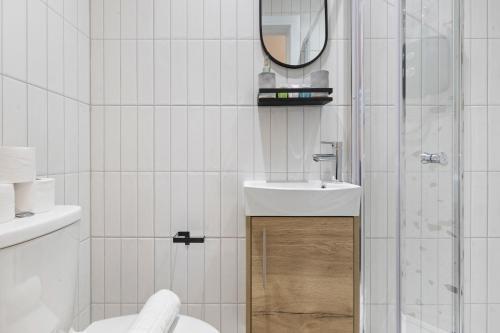 Chic City Pad: Modern Studio Retreat - Tap to explore photos
