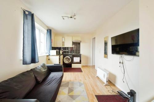 Entire 2 Bed Flat in London, 5 mins from Tube - Tap to explore photos