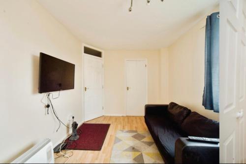 Entire 2 Bed Flat in London, 5 mins from Tube - Tap to explore photos