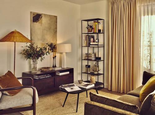 Royal Luxury 3 Beds: Central Covent Garden Haven - Tap to explore photos