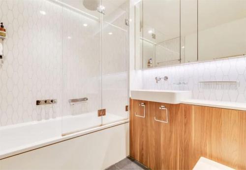 Royal Luxury 3 Beds: Central Covent Garden Haven - Tap to explore photos
