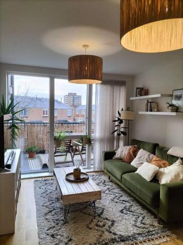 Stunning 2 bed, 2 bath flat in Dalston - Tap to explore photos