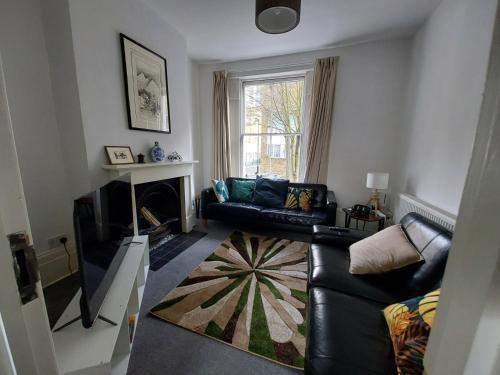 Large Serene Victorian Abode in Central London - Tap to explore photos