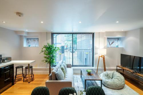 Sweet 3BRs house close to Oxford & Soho - Tap to explore photos