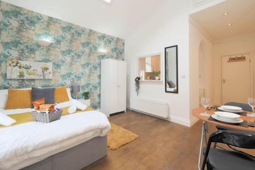 S1 Modern Studio in Central Kilburn - Tap to explore photos