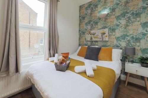 S1 Modern Studio in Central Kilburn - Tap to explore photos