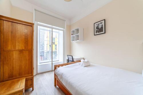Spacious & Central 3-bed flat by popular Waterloo! - Tap to explore photos