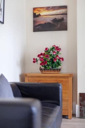 Spacious & Central 3-bed flat by popular Waterloo! - Tap to explore photos