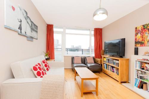 2BR balcony, Battersea, 5min Clapham Junction St - Tap to explore photos