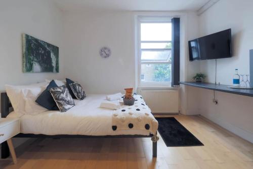S2 Full Studio With Own Kitchen In Centre Of Kilburn - Tap to explore photos