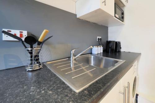 S2 Full Studio With Own Kitchen In Centre Of Kilburn - Tap to explore photos