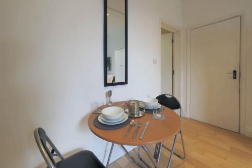 S2 Full Studio With Own Kitchen In Centre Of Kilburn - Tap to explore photos