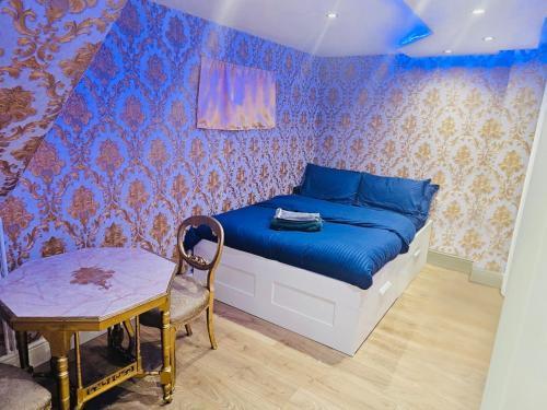 Glam London Stays - Tap to explore photos
