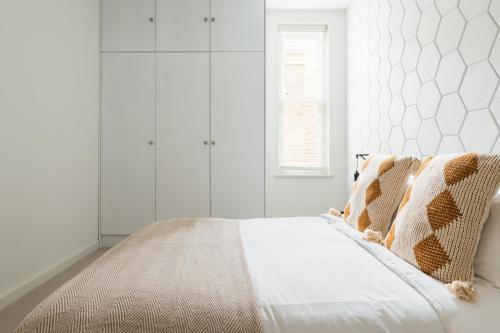 Light & Luxury London Apartment in Honor Oak - Tap to explore photos