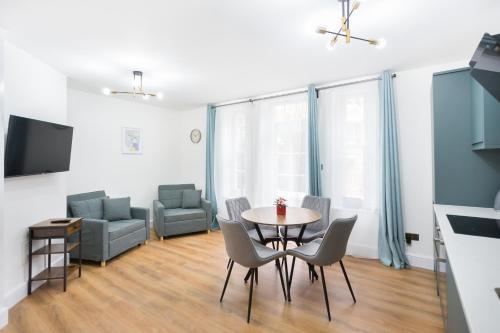 City Centre One Bedroom Apartment Next to Station, Newly Renovated - Tap to explore photos