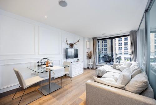 Chelsea Harbour Living - Tap to explore photos