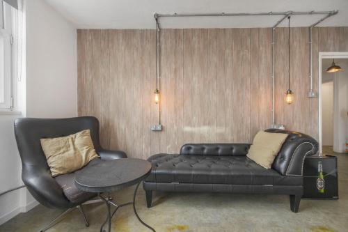 City Rd 4-Bed Flat near School & Transport- KH - Tap to explore photos