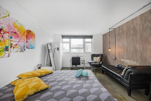 City Rd 4-Bed Flat near School & Transport- KH - Tap to explore photos