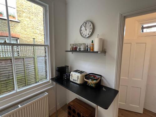2 Bedroom flat 10 min walk to tube - Tap to explore photos